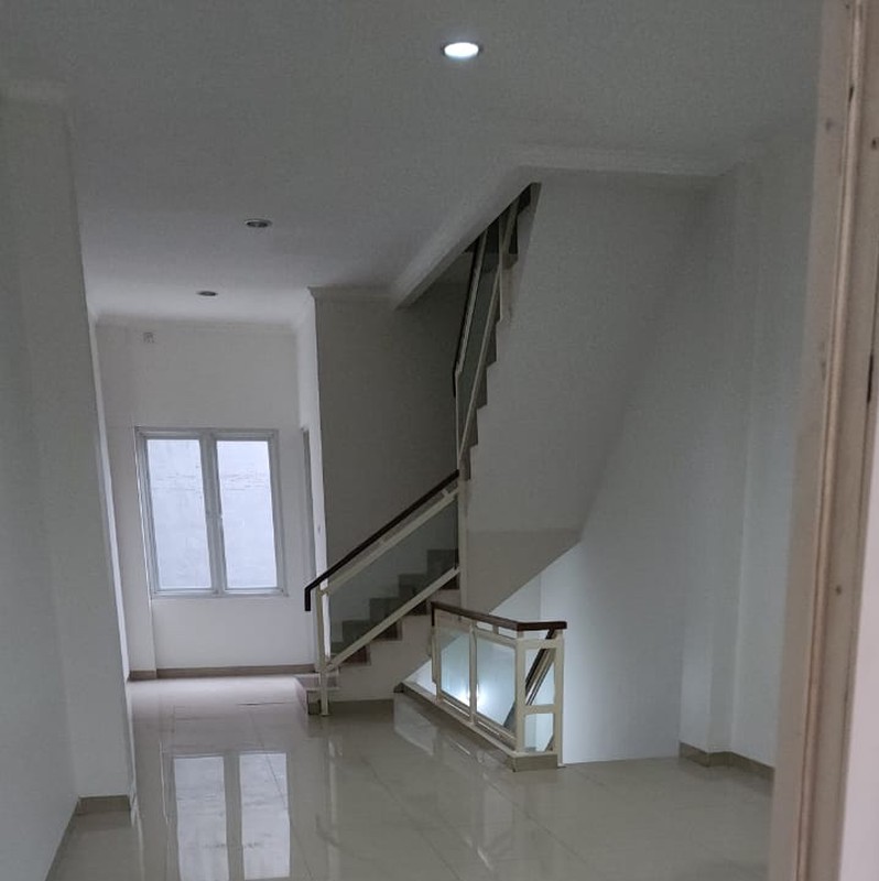 Ruko Strategis dan Cantik di Tebet, Cocok untuk Kantor, 2 Akses Mobil, Lokasi Premium untuk Bisnis Anda