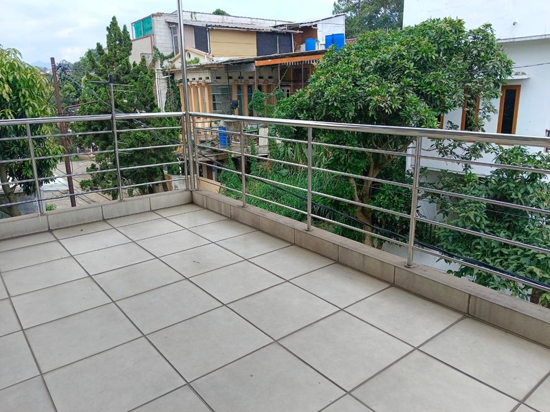 Rumah cantik siap huni tengah Kota di Graha indah lokasi strategis dekat jalan raya Cimindi , harga paling terbaik