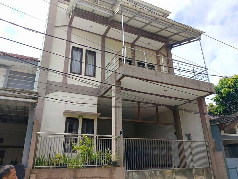 Rumah cantik siap huni tengah Kota di Graha indah lokasi strategis dekat jalan raya Cimindi , harga paling terbaik