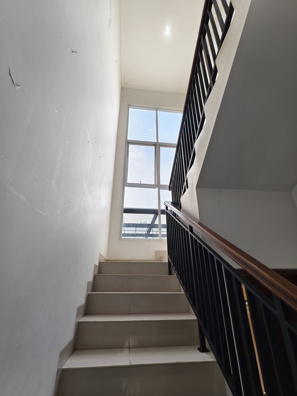 Rumah Hoek Badan di ICON COSMO BSD City, ready untuk cat lovers