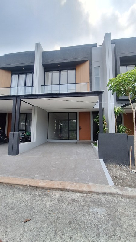 Disewakan Rumah Baru Northwest Citraland Surabaya SPESIAL Depan Danau Modern  3 Kamar Tidur Bonus 3 unit AC