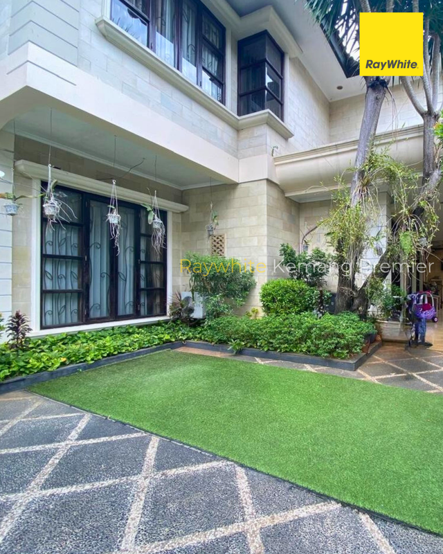 DIJUAL : Rumah Mewah Klasik-Mediterania di Cilandak selangkah dari Mall CITOS 