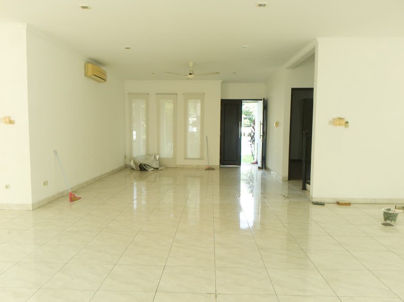Dijual Rumah Mewah 2 Lantai Tersedia Kolam Renang di Kemang