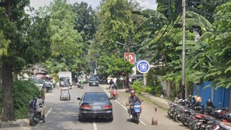 Bangunan di Senayan,  pinggir jalan raya, kebayoran baru, Jakarta Selatan