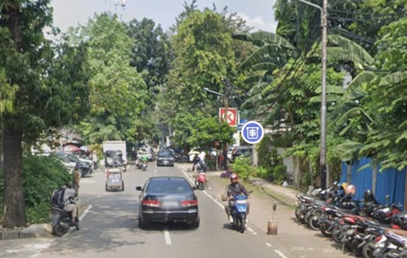 Bangunan tua di daerah senopati, pinggir jalan raya, kebayoran baru, Jakarta Selatan