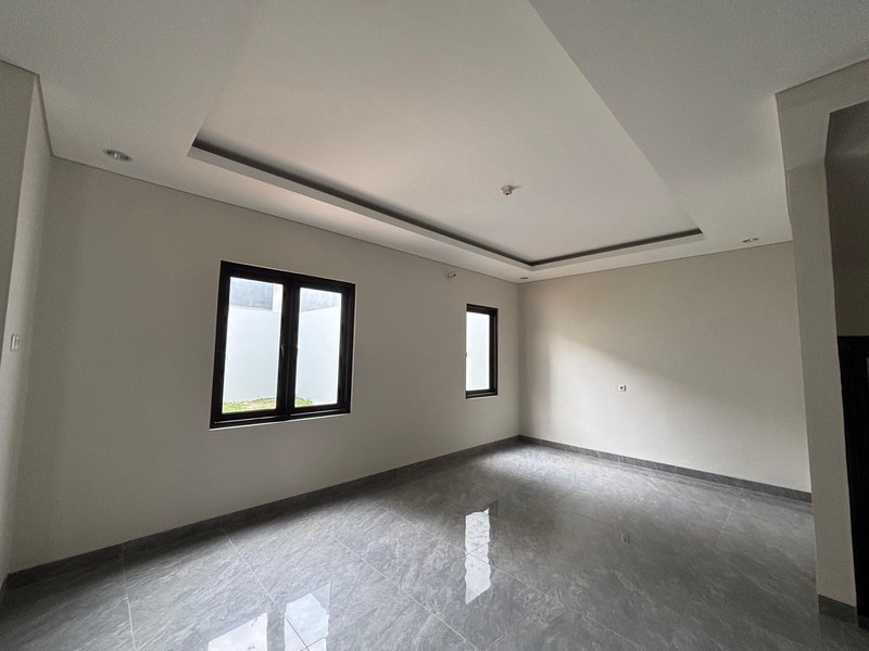 Rumah Besar Luas 2 Lantai Hadap Taman di Kota Wisata