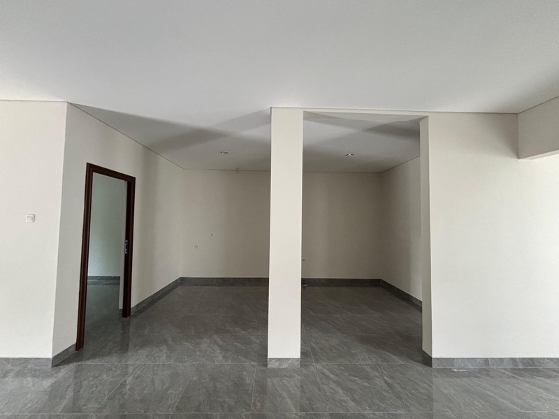 Rumah Besar Luas 2 Lantai Hadap Taman di Kota Wisata