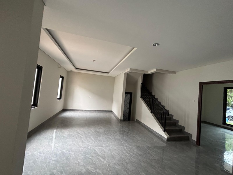 Rumah Besar Luas 2 Lantai Hadap Taman di Kota Wisata