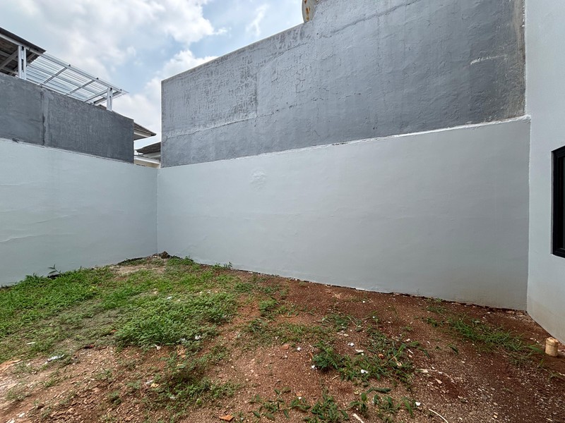 Rumah Besar Luas 2 Lantai Hadap Taman di Kota Wisata