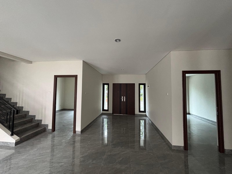 Rumah Besar Luas 2 Lantai Hadap Taman di Kota Wisata