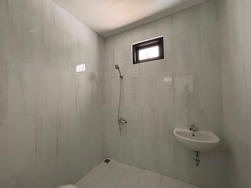 Rumah Besar Luas 2 Lantai Hadap Taman di Kota Wisata