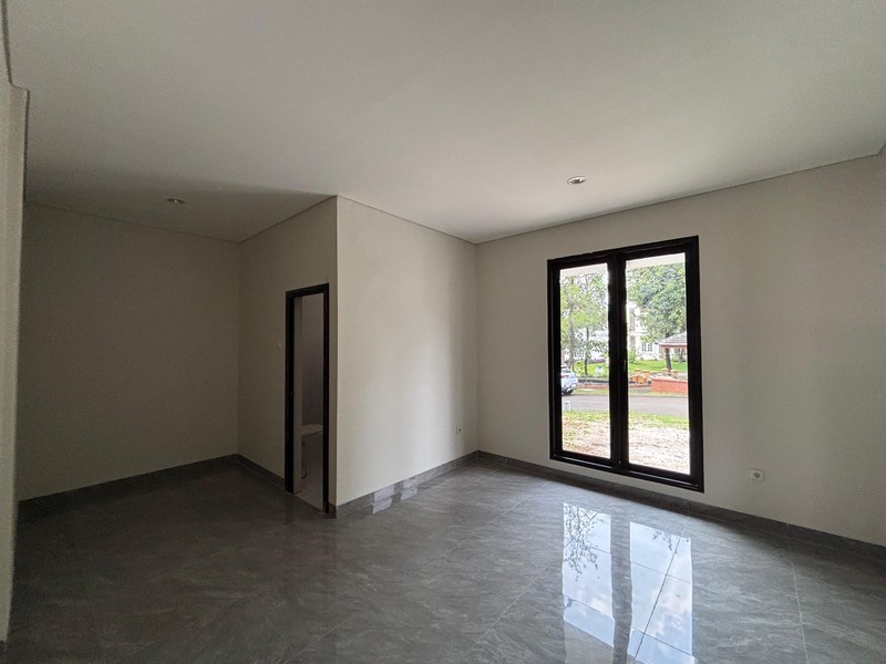 Rumah Besar Luas 2 Lantai Hadap Taman di Kota Wisata