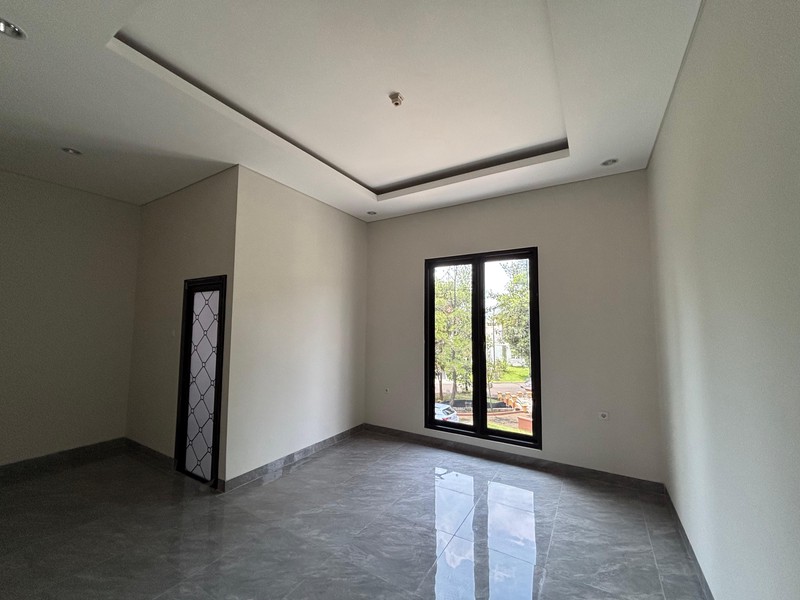 Rumah Besar Luas 2 Lantai Hadap Taman di Kota Wisata