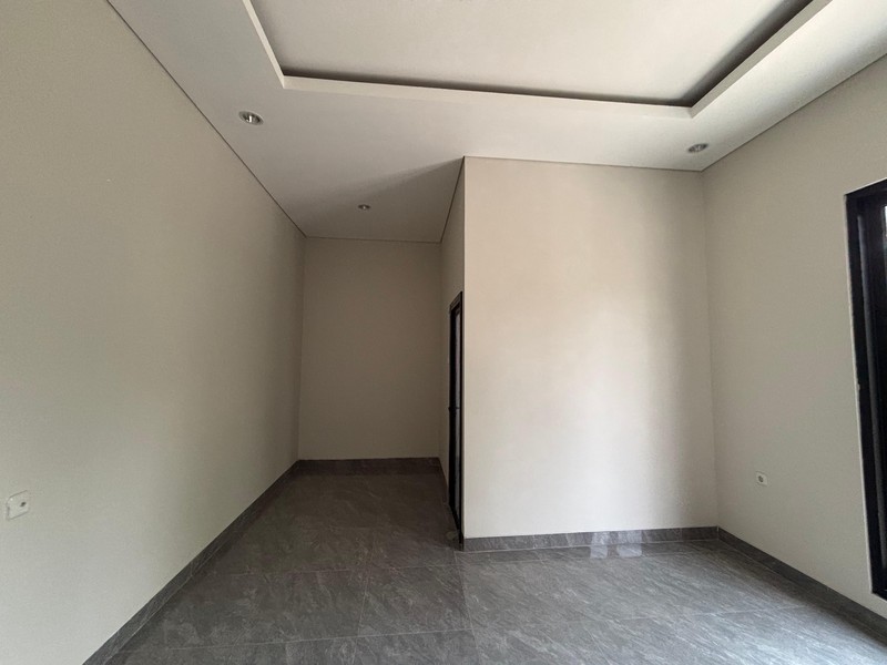 Rumah Besar Luas 2 Lantai Hadap Taman di Kota Wisata