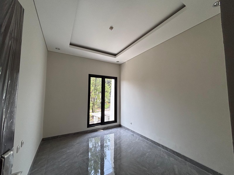 Rumah Besar Luas 2 Lantai Hadap Taman di Kota Wisata