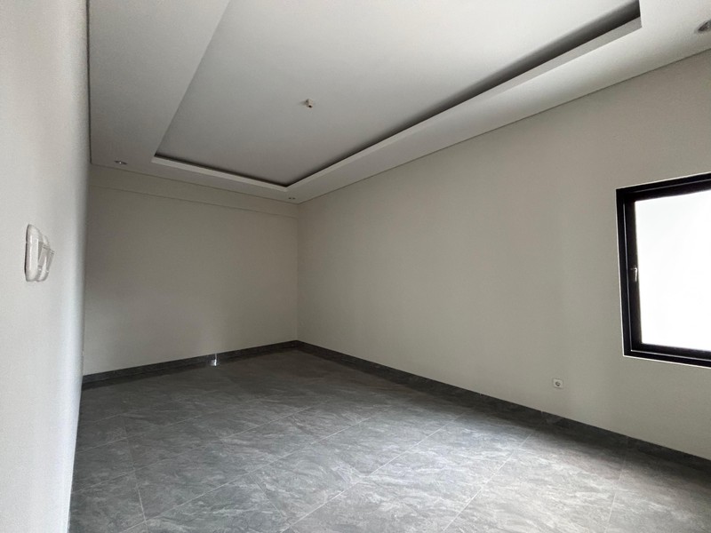 Rumah Besar Luas 2 Lantai Hadap Taman di Kota Wisata