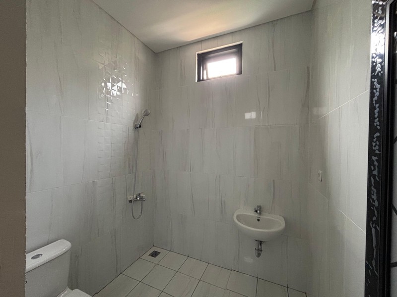 Rumah Besar Luas 2 Lantai Hadap Taman di Kota Wisata