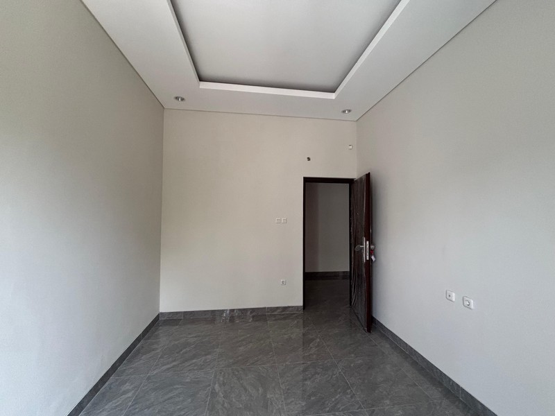 Rumah Besar Luas 2 Lantai Hadap Taman di Kota Wisata