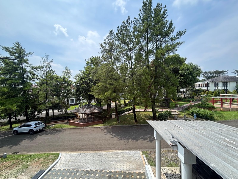 Rumah Besar Luas 2 Lantai Hadap Taman di Kota Wisata