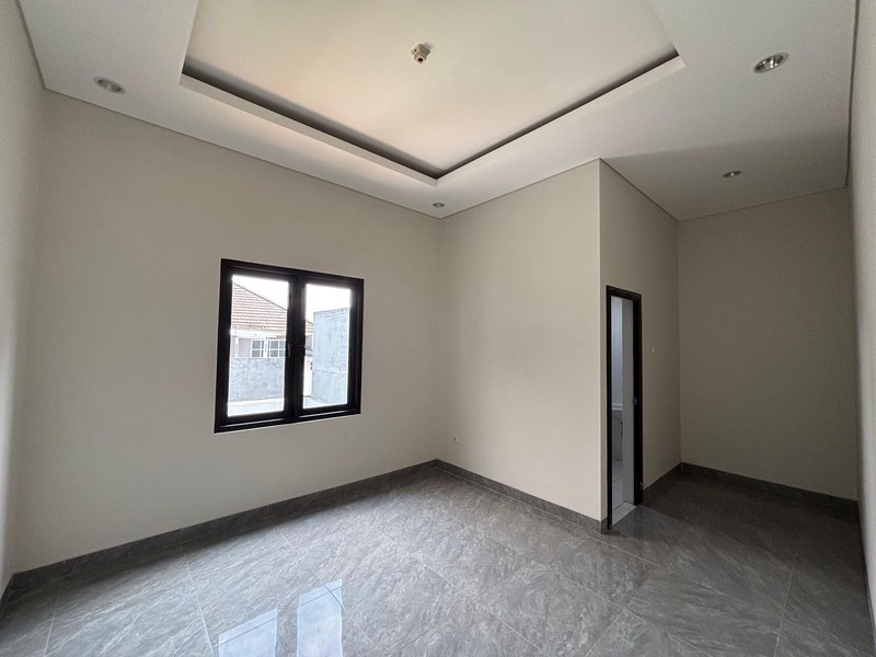 Rumah Besar Luas 2 Lantai Hadap Taman di Kota Wisata