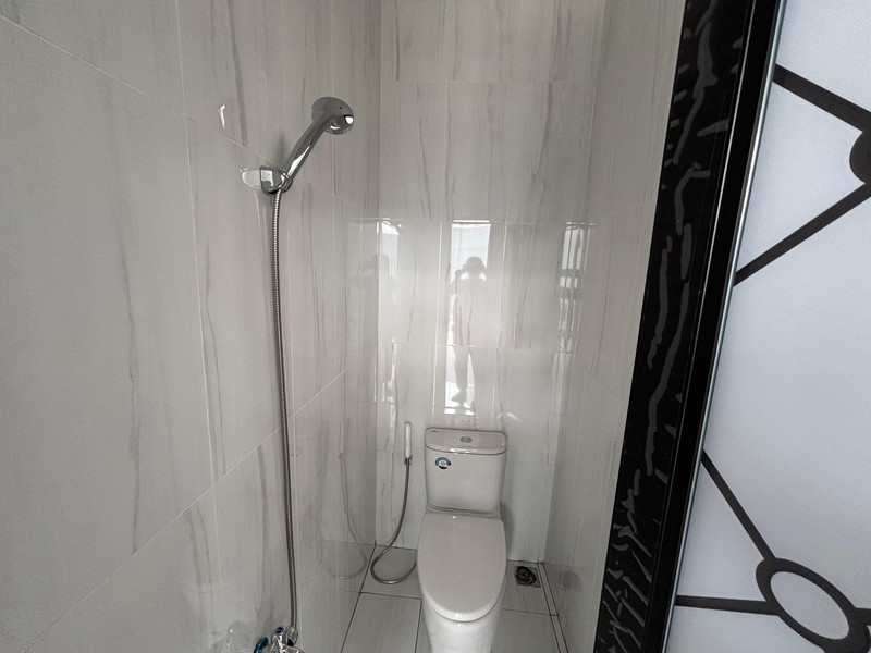 Rumah Besar Luas 2 Lantai Hadap Taman di Kota Wisata