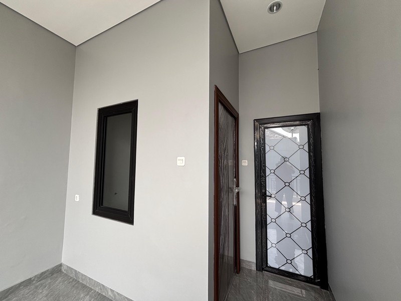 Rumah Besar Luas 2 Lantai Hadap Taman di Kota Wisata