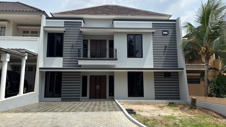 Rumah Besar Luas 2 Lantai Hadap Taman di Kota Wisata