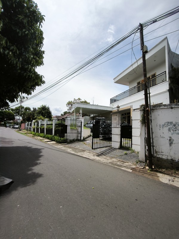 Dijual Rumah Mewah dan Luas, Lokasi Strategis di Jl. Perdatam Terusan JakSel 