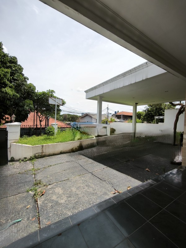 Dijual Rumah Mewah dan Luas, Lokasi Strategis di Jl. Perdatam Terusan JakSel 