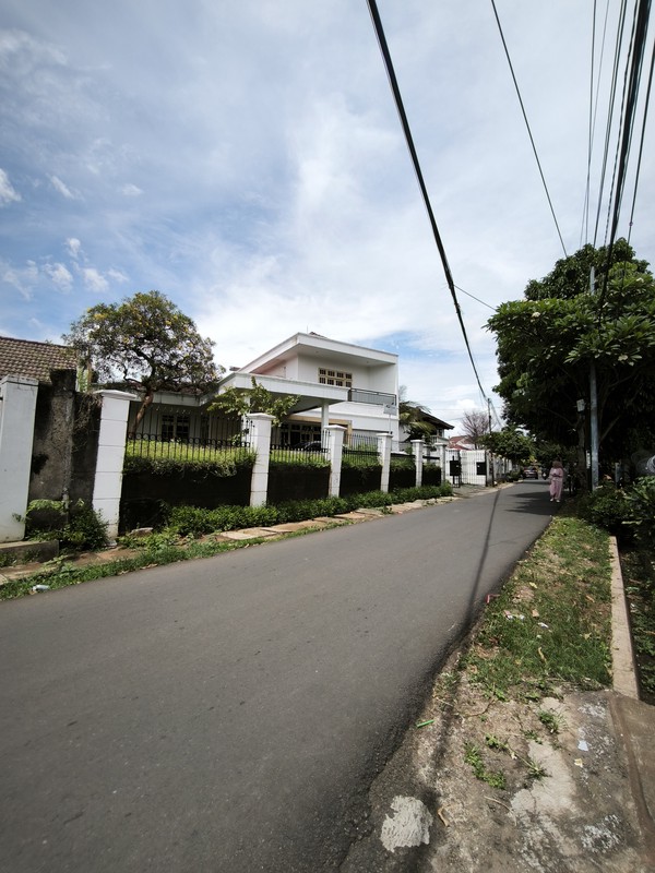 Dijual Rumah Mewah dan Luas, Lokasi Strategis di Jl. Perdatam Terusan JakSel 