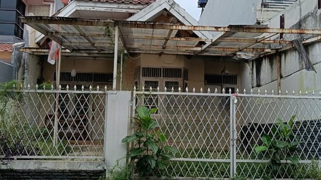 Rumah Luas 150 m&#xb2; Dalam Komplek Nyaman & Strategis di Cinere