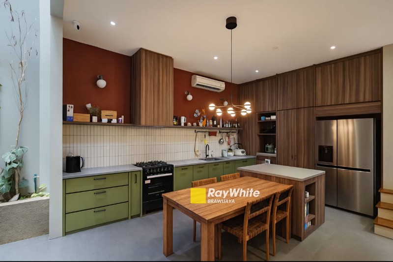 Industrial Minimalist House di Kompleks Bumi Karang Indah, Lebak Bulus, private pool, dekat MRT Lebak Bulus