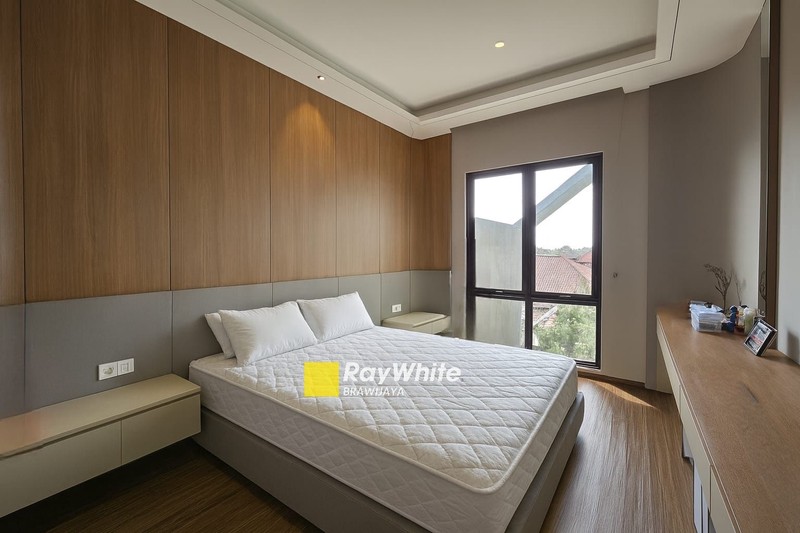 Industrial Minimalist House di Kompleks Bumi Karang Indah, Lebak Bulus, private pool, dekat MRT Lebak Bulus