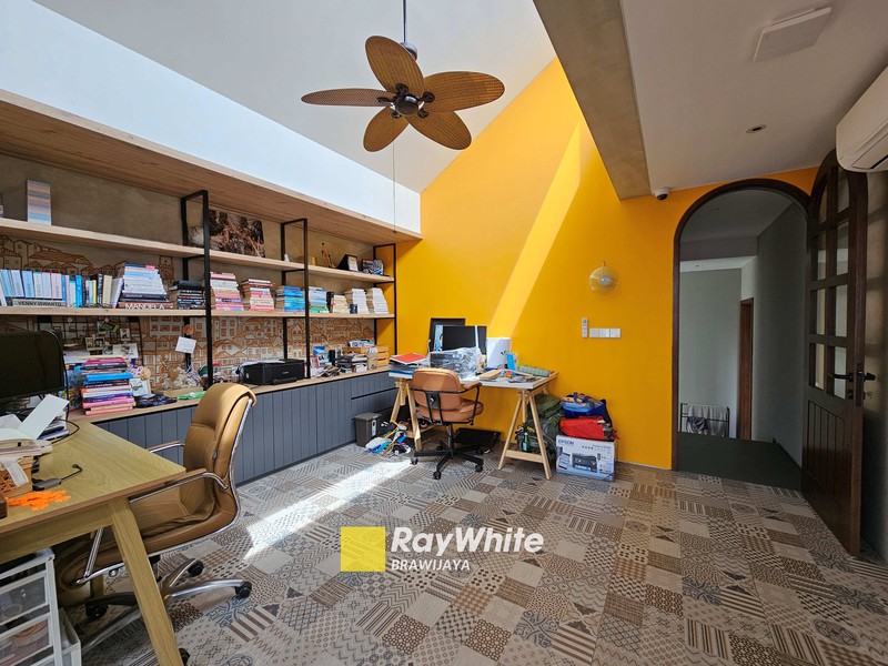 Industrial Minimalist House di Kompleks Bumi Karang Indah, Lebak Bulus, private pool, dekat MRT Lebak Bulus