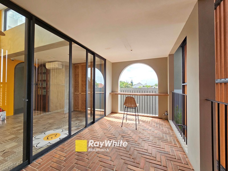 Industrial Minimalist House di Kompleks Bumi Karang Indah, Lebak Bulus, private pool, dekat MRT Lebak Bulus