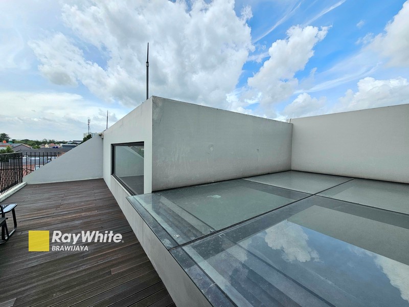 Industrial Minimalist House di Kompleks Bumi Karang Indah, Lebak Bulus, private pool, dekat MRT Lebak Bulus