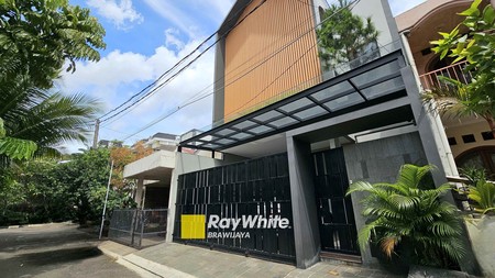 Industrial Minimalist House di Kompleks Bumi Karang Indah, Lebak Bulus, private pool, dekat MRT Lebak Bulus