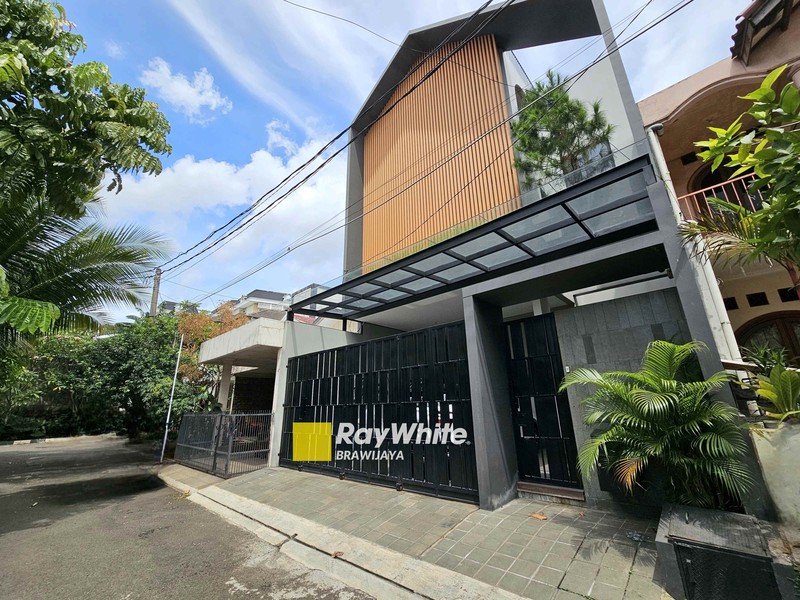 Industrial Minimalist House di Kompleks Bumi Karang Indah, Lebak Bulus, private pool, dekat MRT Lebak Bulus