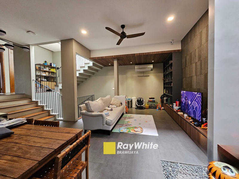 Industrial Minimalist House di Kompleks Bumi Karang Indah, Lebak Bulus, private pool, dekat MRT Lebak Bulus