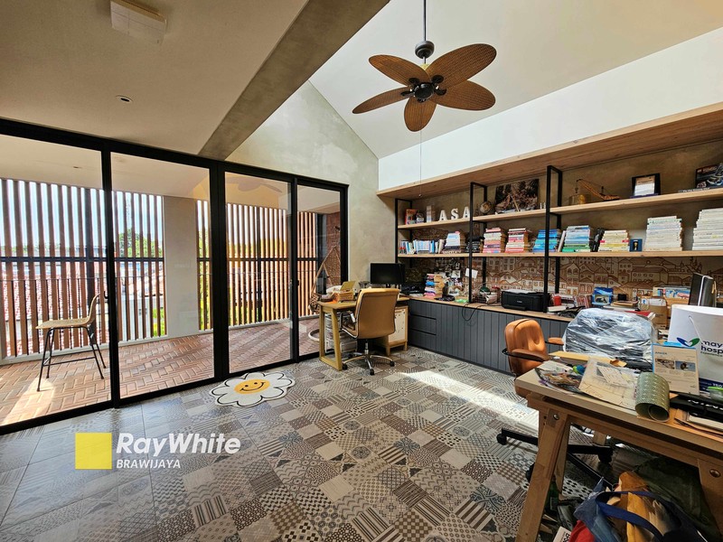 Industrial Minimalist House di Kompleks Bumi Karang Indah, Lebak Bulus, private pool, dekat MRT Lebak Bulus