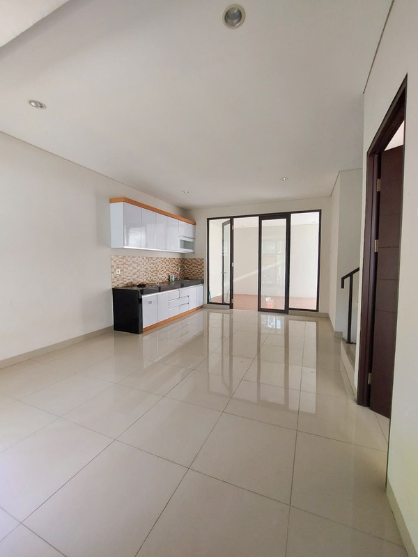 Rumah Siap Huni, Bagus di Cluster Cosmo Lippo Cikarang, ada fasilitas Kolam renang dalam Cluster