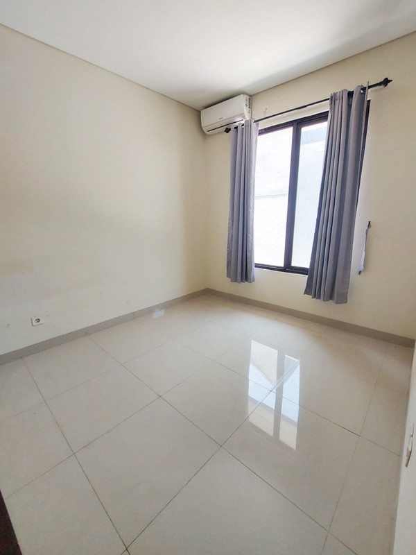 Rumah Siap Huni, Bagus di Cluster Cosmo Lippo Cikarang, ada fasilitas Kolam renang dalam Cluster