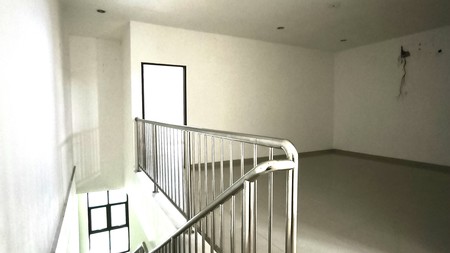 NEW TOWNHOUSE 3 Lantai, POSISI DI HOEK, Lokasi Strategis Di Veteran Bintaro Pesanggrahan Jaksel