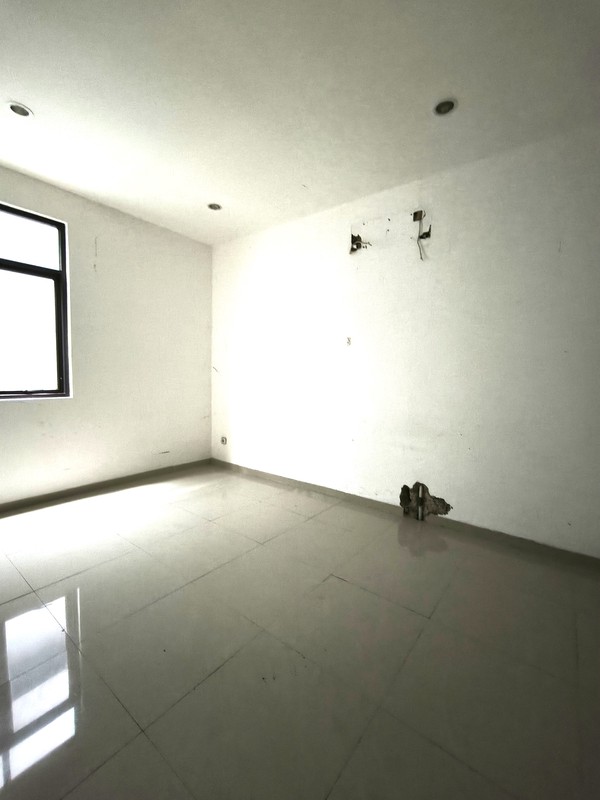 NEW TOWNHOUSE 3 Lantai, POSISI DI HOEK, Lokasi Strategis Di Veteran Bintaro Pesanggrahan Jaksel