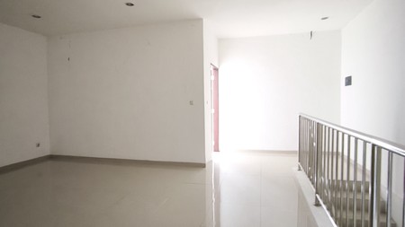 TOWNHOUSE 3 LANTAI, BANGUNAN BARU LOKASI STRATEGIS DI Bintaro Pesanggrahan Jakarta Selatan POSISI HOEK