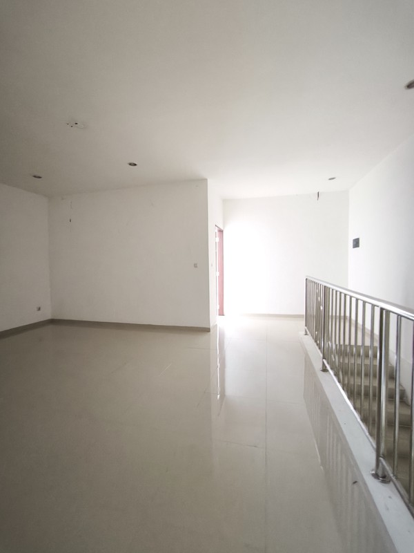 TOWNHOUSE 3 LANTAI, BANGUNAN BARU LOKASI STRATEGIS DI Bintaro Pesanggrahan Jakarta Selatan POSISI HOEK