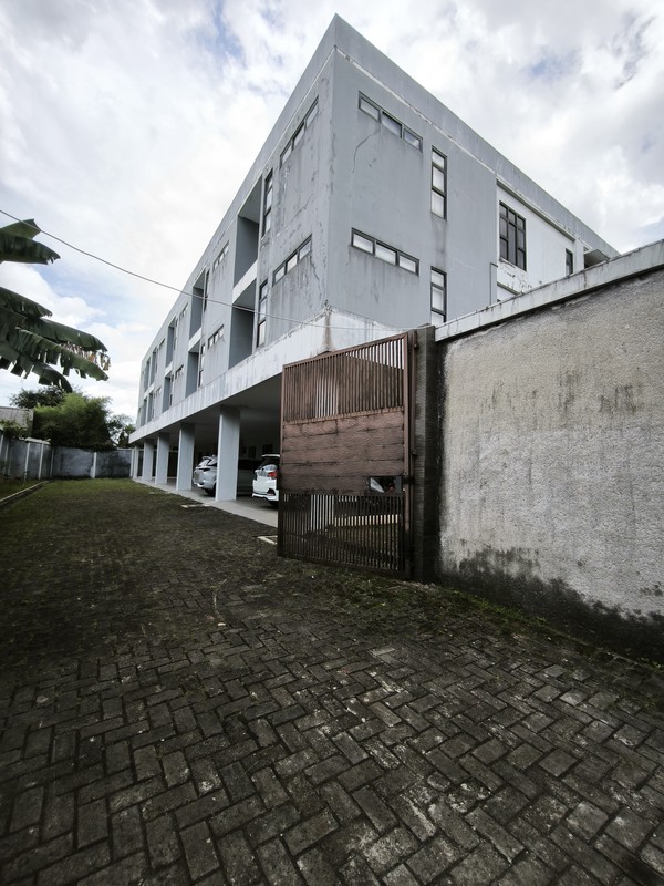 TOWNHOUSE 3 LANTAI, BANGUNAN BARU LOKASI STRATEGIS DI Bintaro Pesanggrahan Jakarta Selatan POSISI HOEK