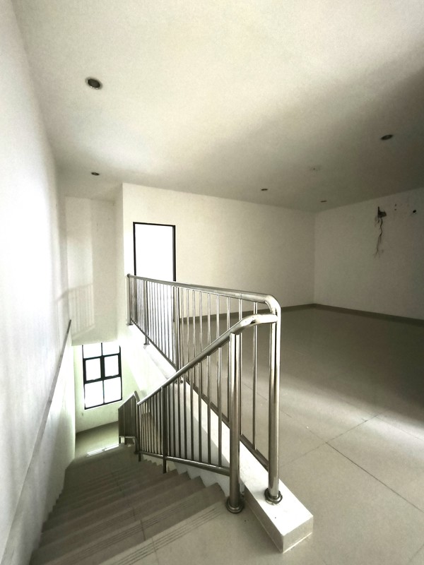 TOWNHOUSE 3 LANTAI, BANGUNAN BARU LOKASI STRATEGIS DI Bintaro Pesanggrahan Jakarta Selatan POSISI HOEK