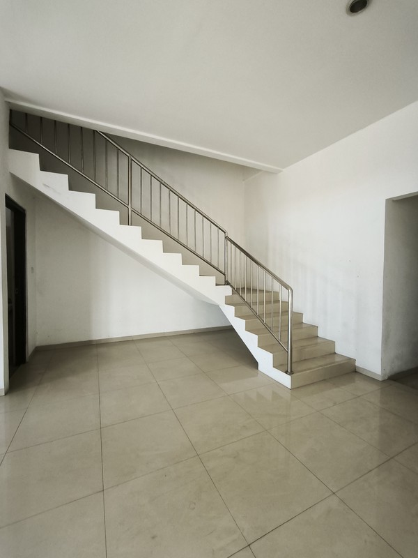 TOWNHOUSE 3 LANTAI, BANGUNAN BARU LOKASI STRATEGIS DI Bintaro Pesanggrahan Jakarta Selatan POSISI HOEK