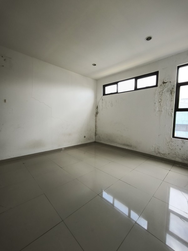 TOWNHOUSE 3 LANTAI, BANGUNAN BARU LOKASI STRATEGIS DI Bintaro Pesanggrahan Jakarta Selatan POSISI HOEK